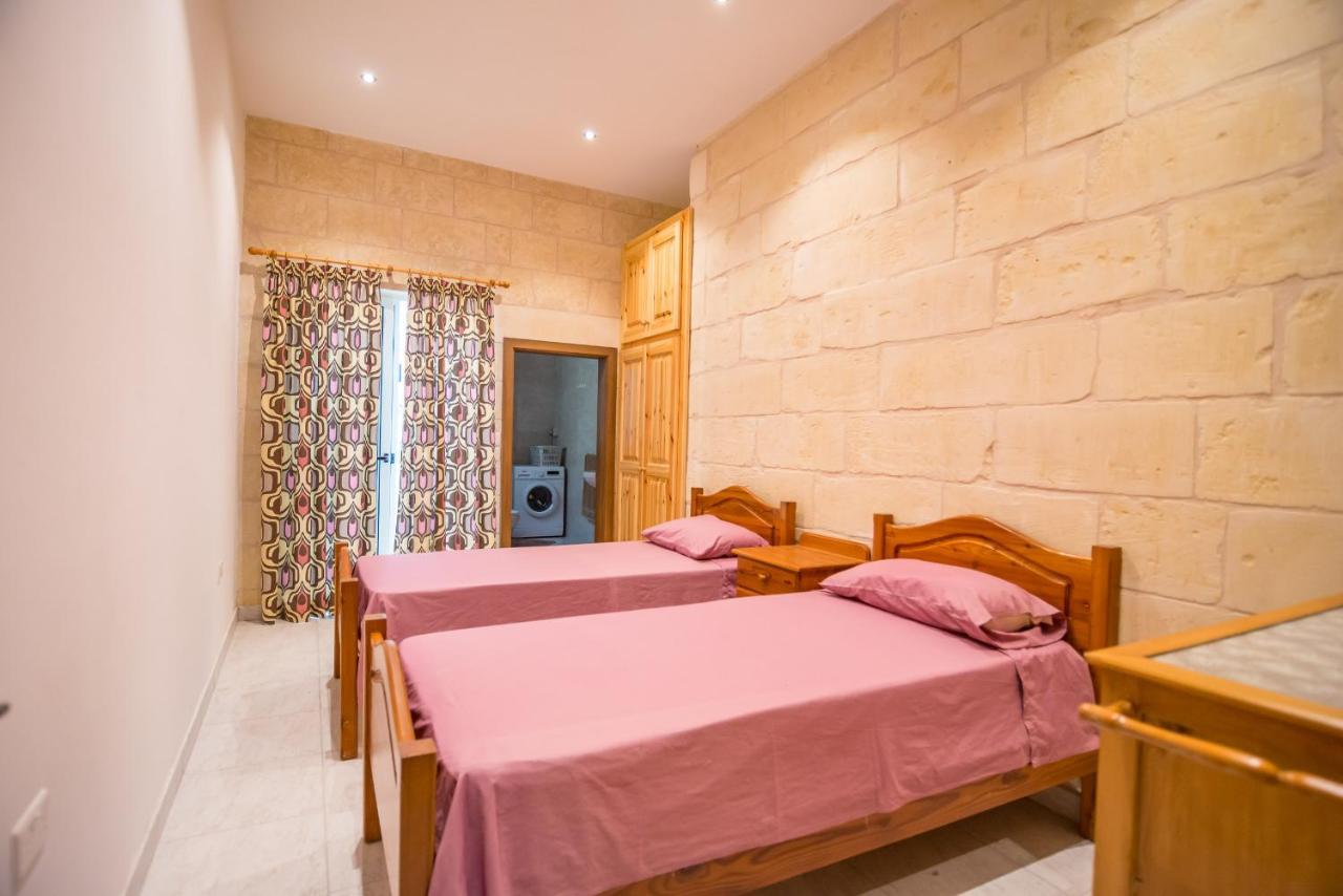 Butts Inn Dorm Виктория Екстериор снимка