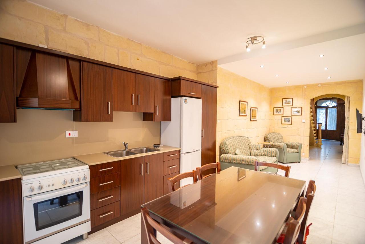 Butts Inn Dorm Виктория Екстериор снимка