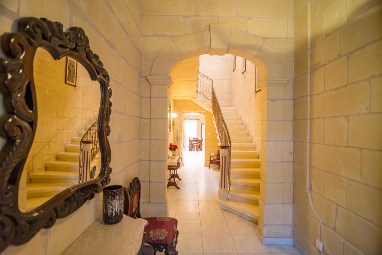 Butts Inn Dorm Виктория Екстериор снимка