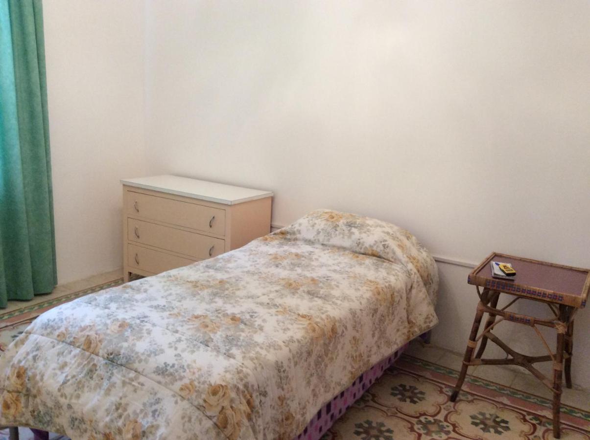 Butts Inn Dorm Виктория Екстериор снимка