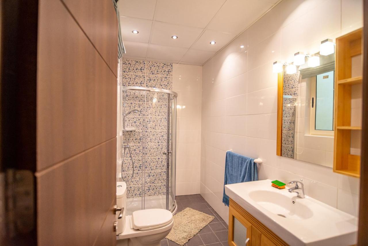Butts Inn Dorm Виктория Екстериор снимка